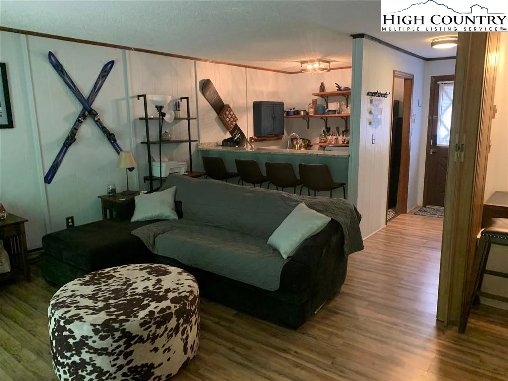 Image number 1 for the current listing