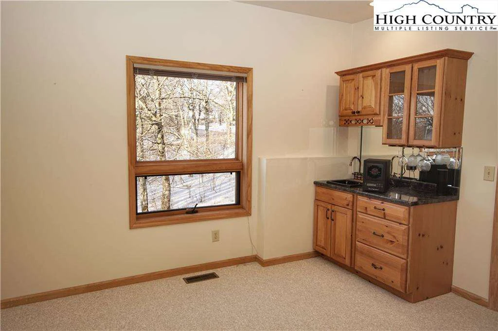 Image number 8 for the current listing