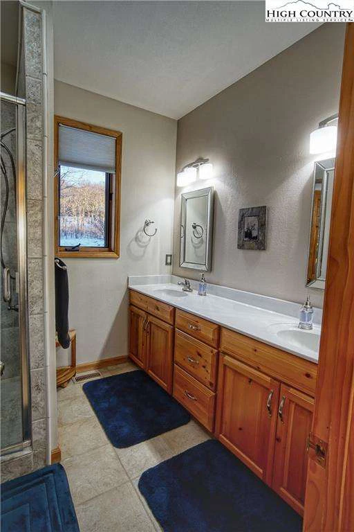 Image number 10 for the current listing