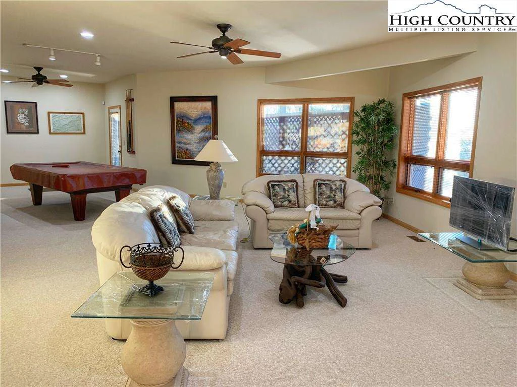Image number 15 for the current listing