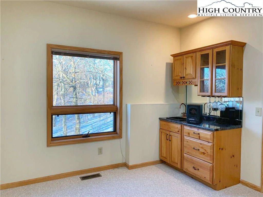 Image number 16 for the current listing