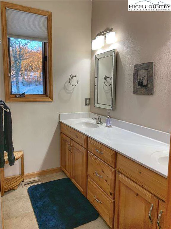 Image number 18 for the current listing