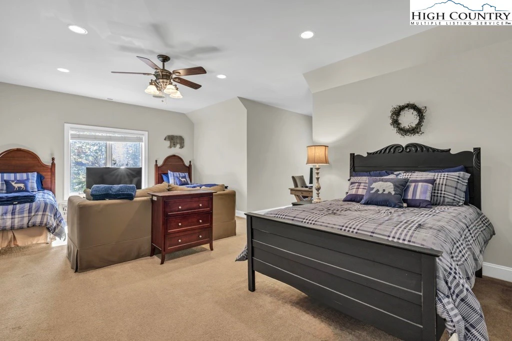 Image number 3 for the current listing