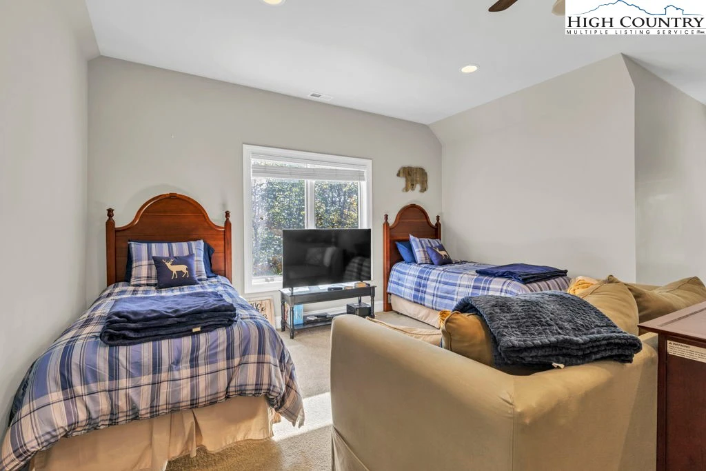 Image number 4 for the current listing