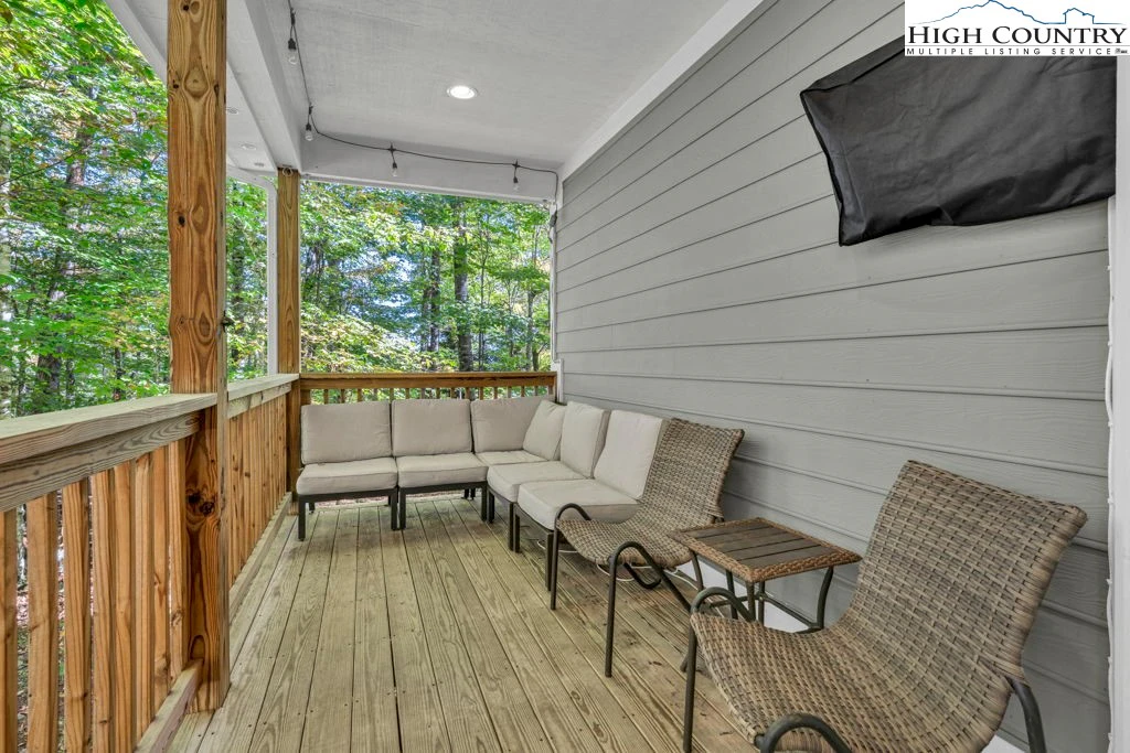 Image number 14 for the current listing