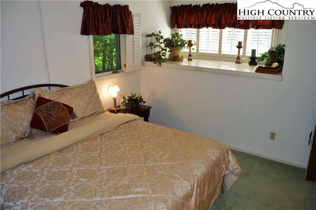 Image number 12 for the current listing