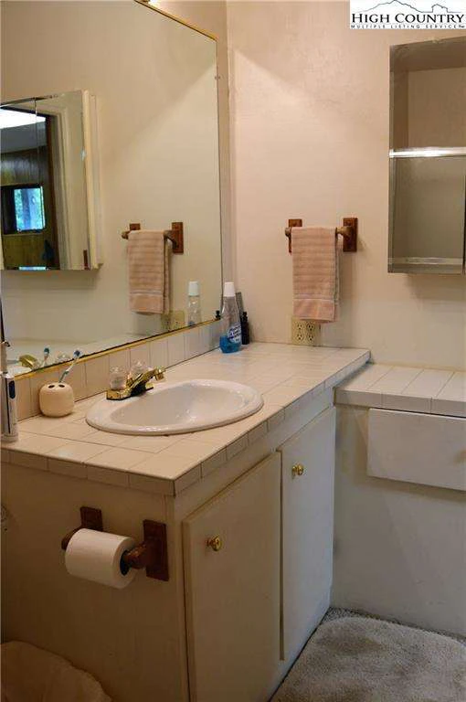 Image number 9 for the current listing