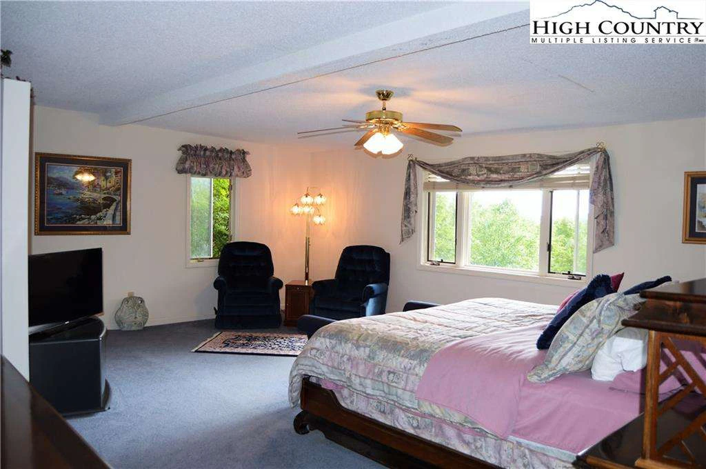 Image number 21 for the current listing