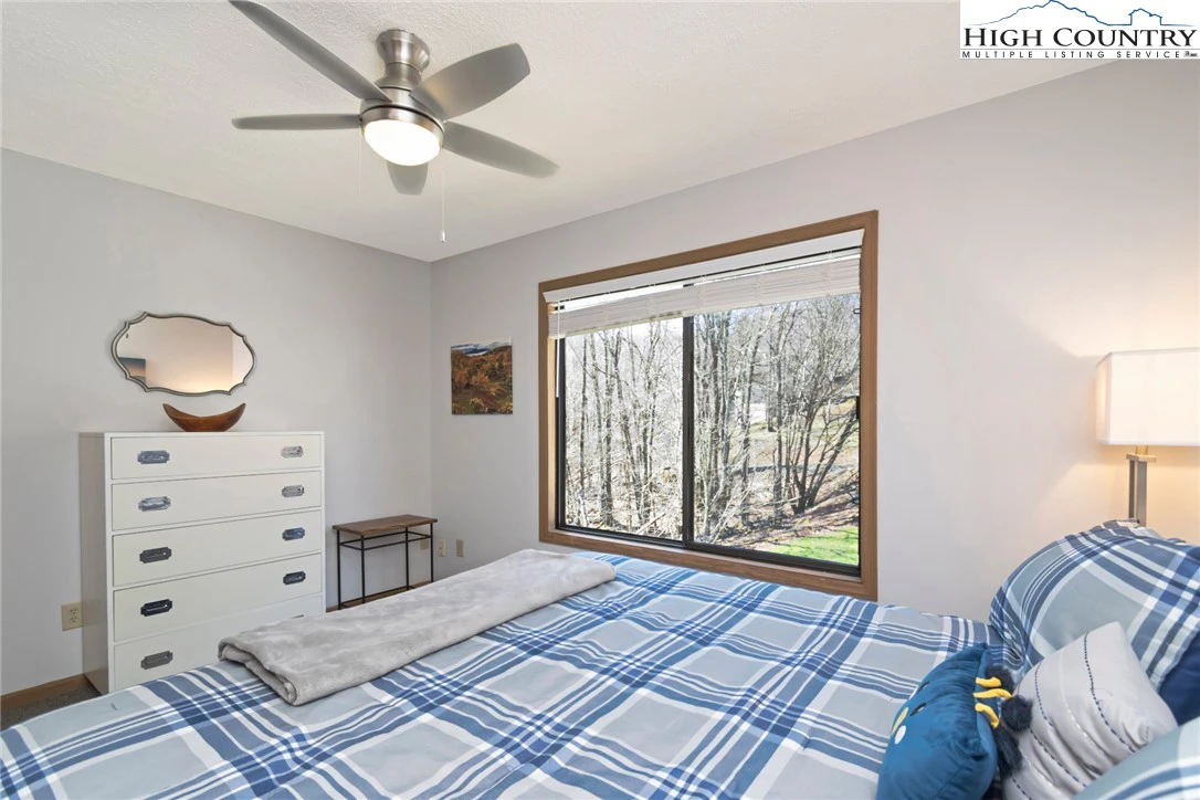 Image number 9 for the current listing