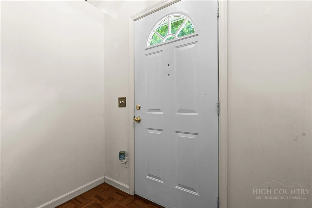 Image number 21 for the current listing