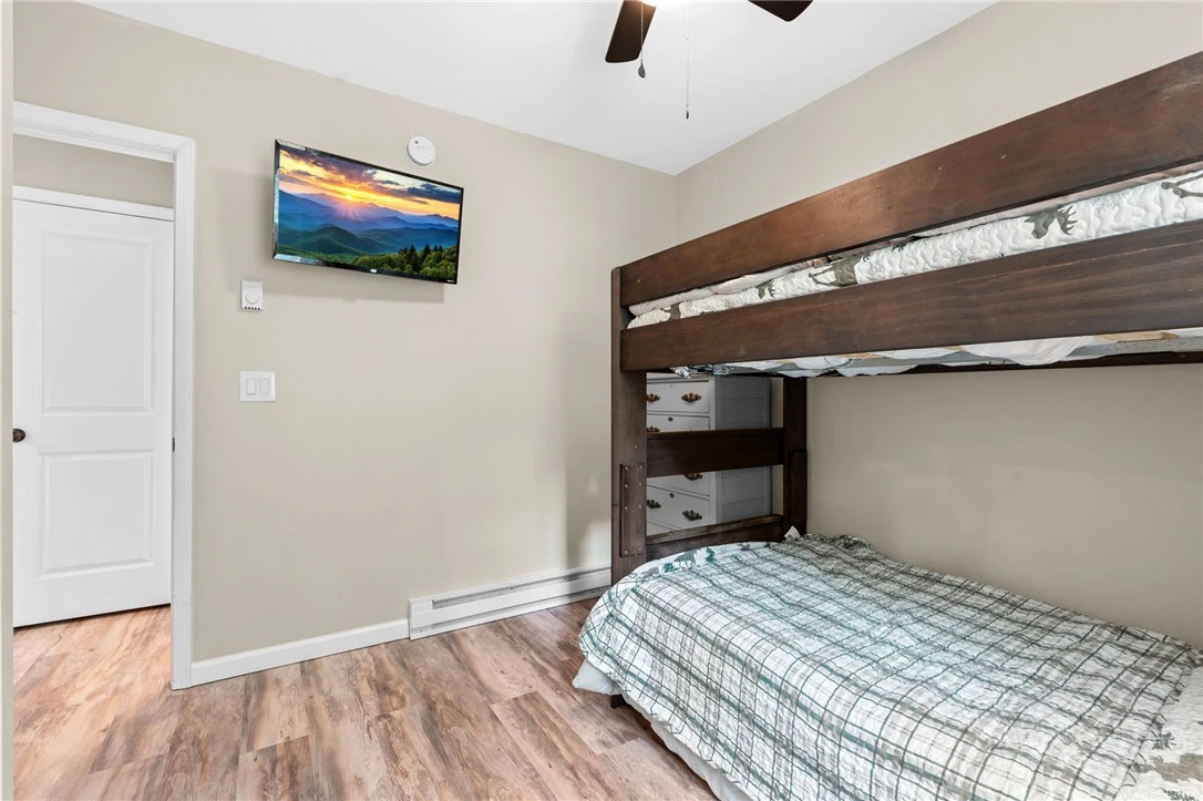 Image number 15 for the current listing