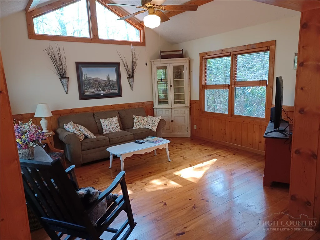 Image number 18 for the current listing