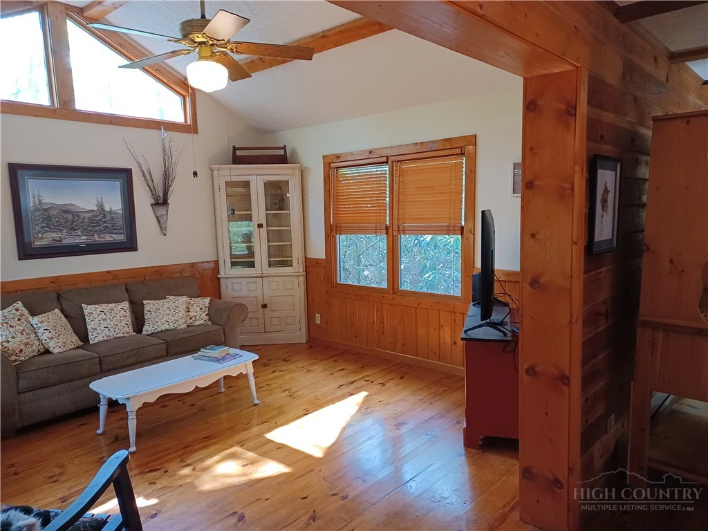 Image number 20 for the current listing