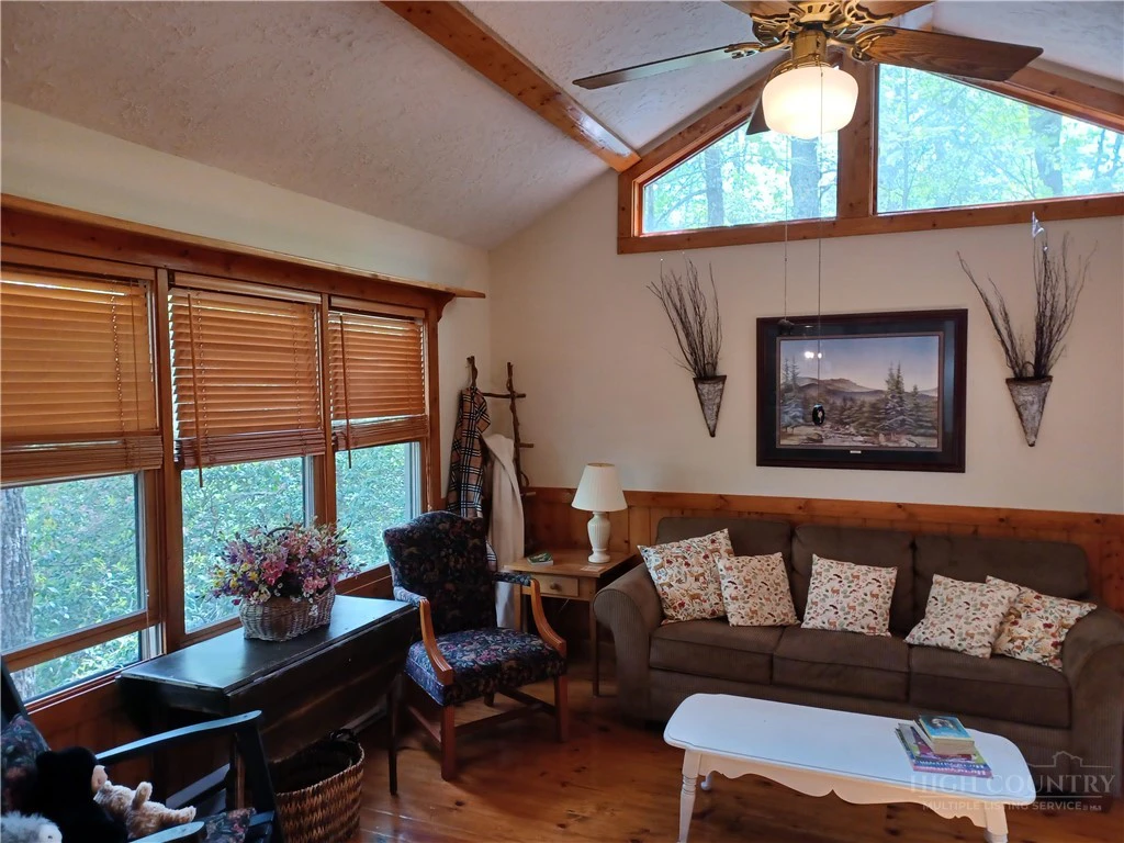 Image number 21 for the current listing