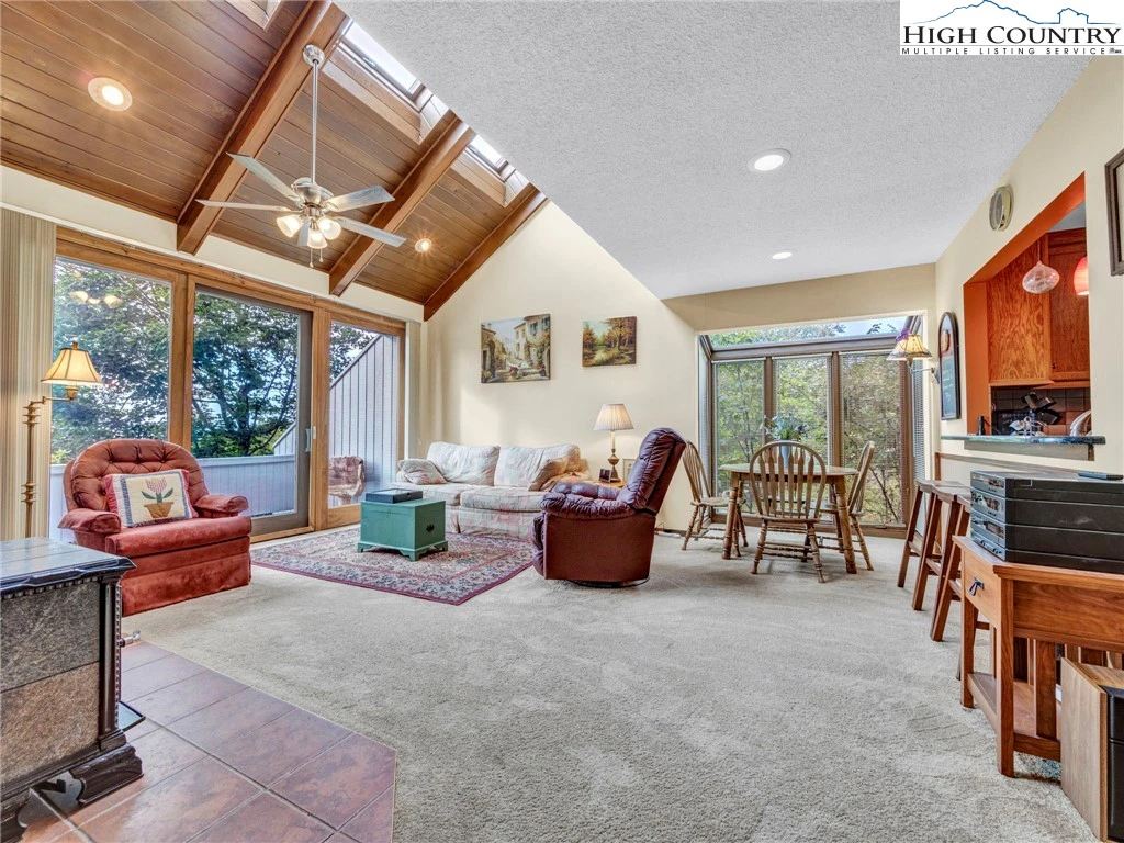 Image number 14 for the current listing