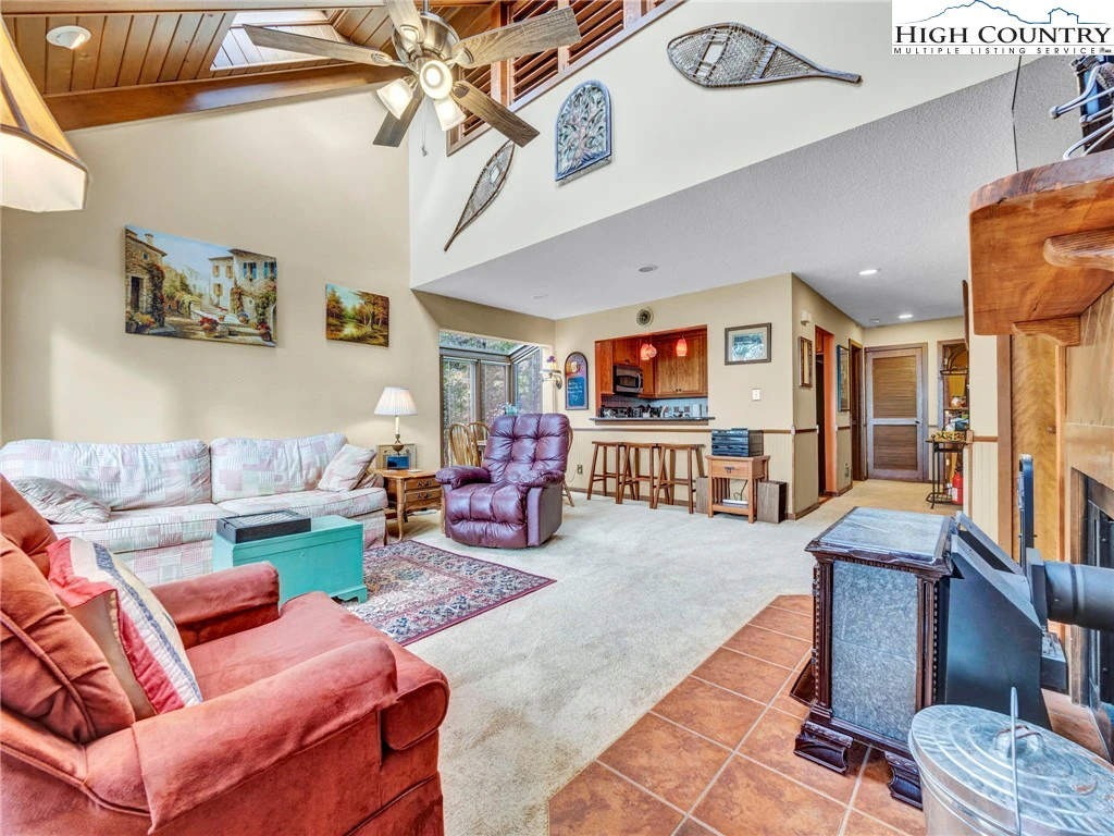 Image number 11 for the current listing