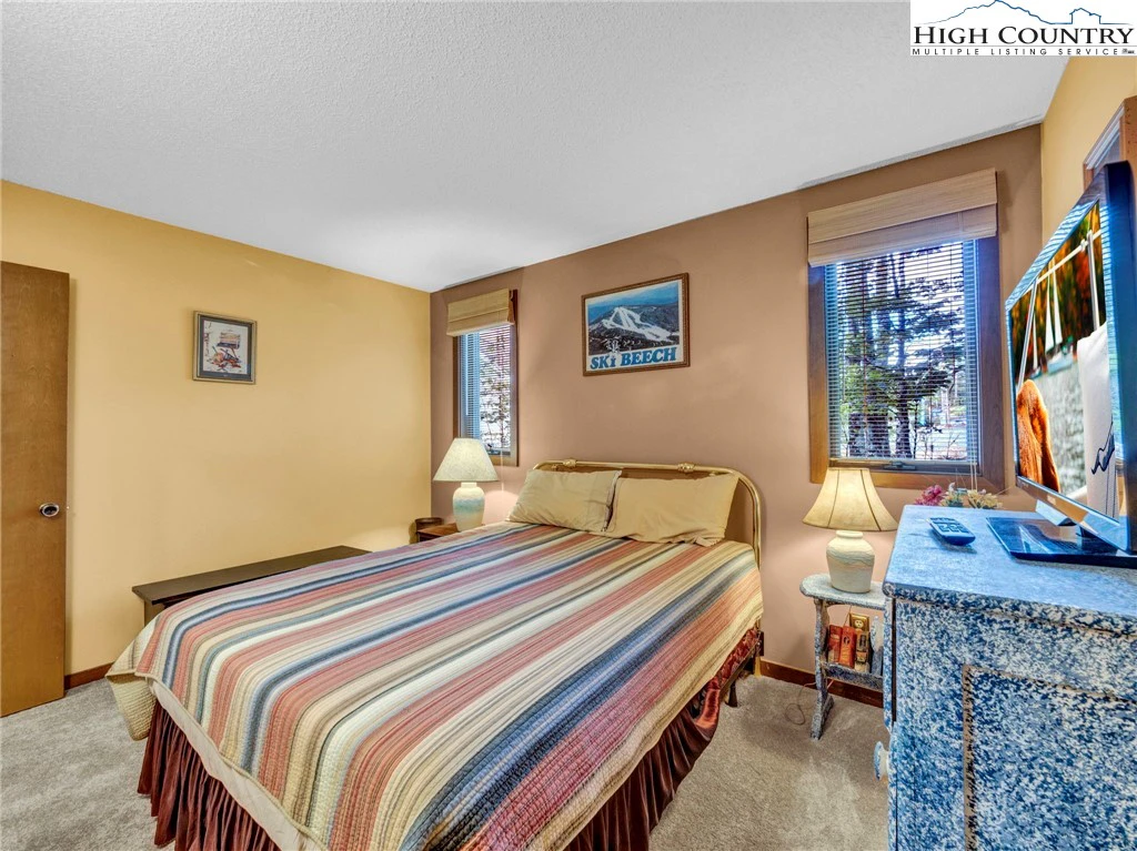 Image number 4 for the current listing