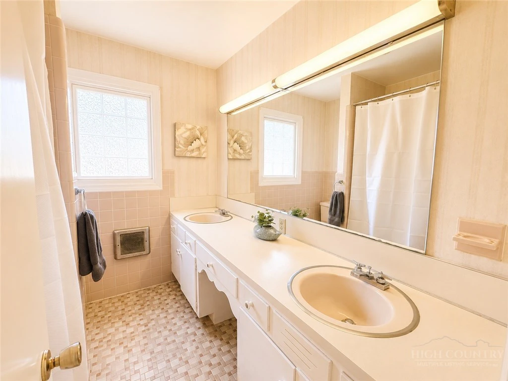 Image number 12 for the current listing