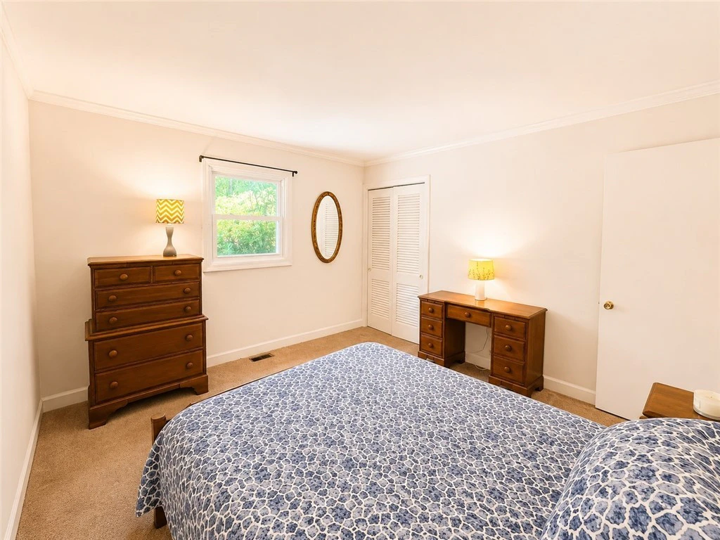 Image number 3 for the current listing