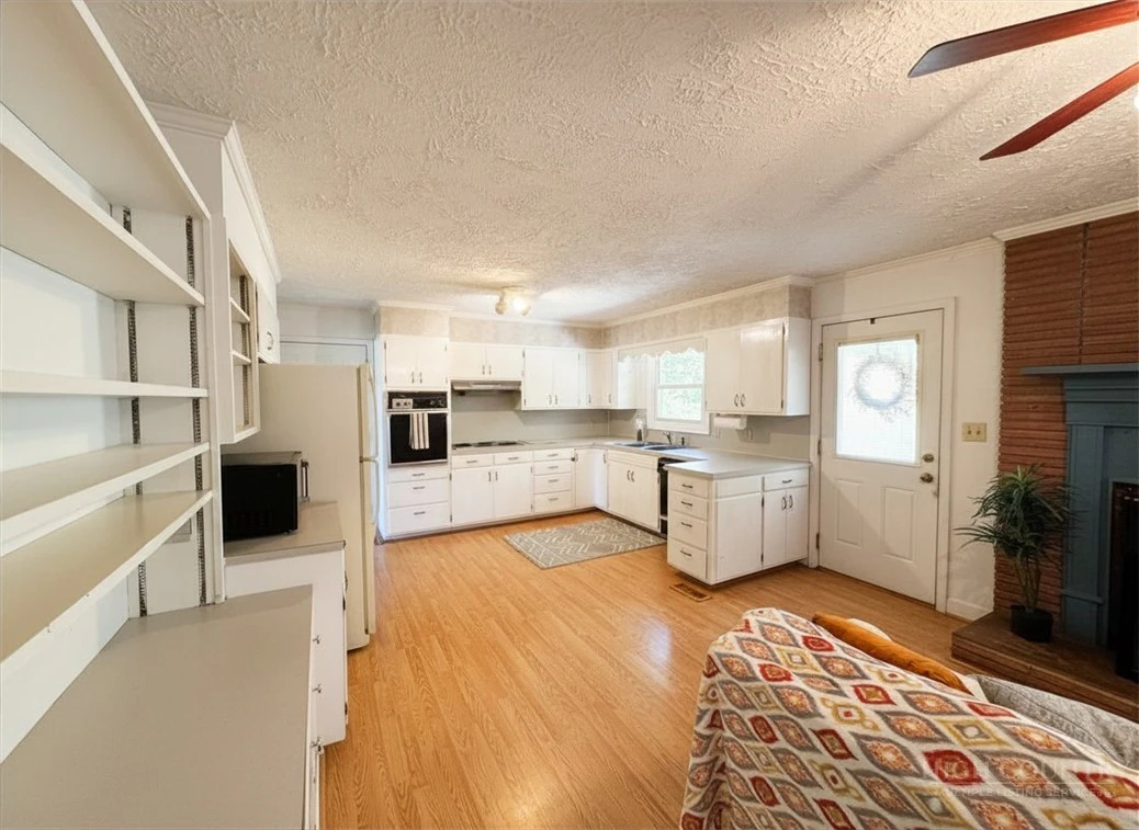 Image number 4 for the current listing