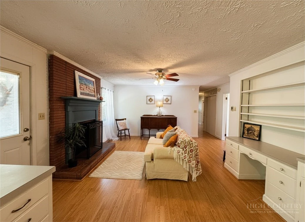 Image number 5 for the current listing