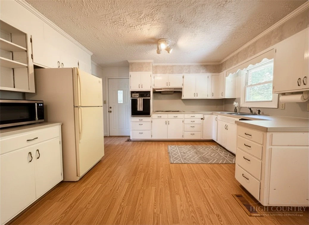Image number 9 for the current listing