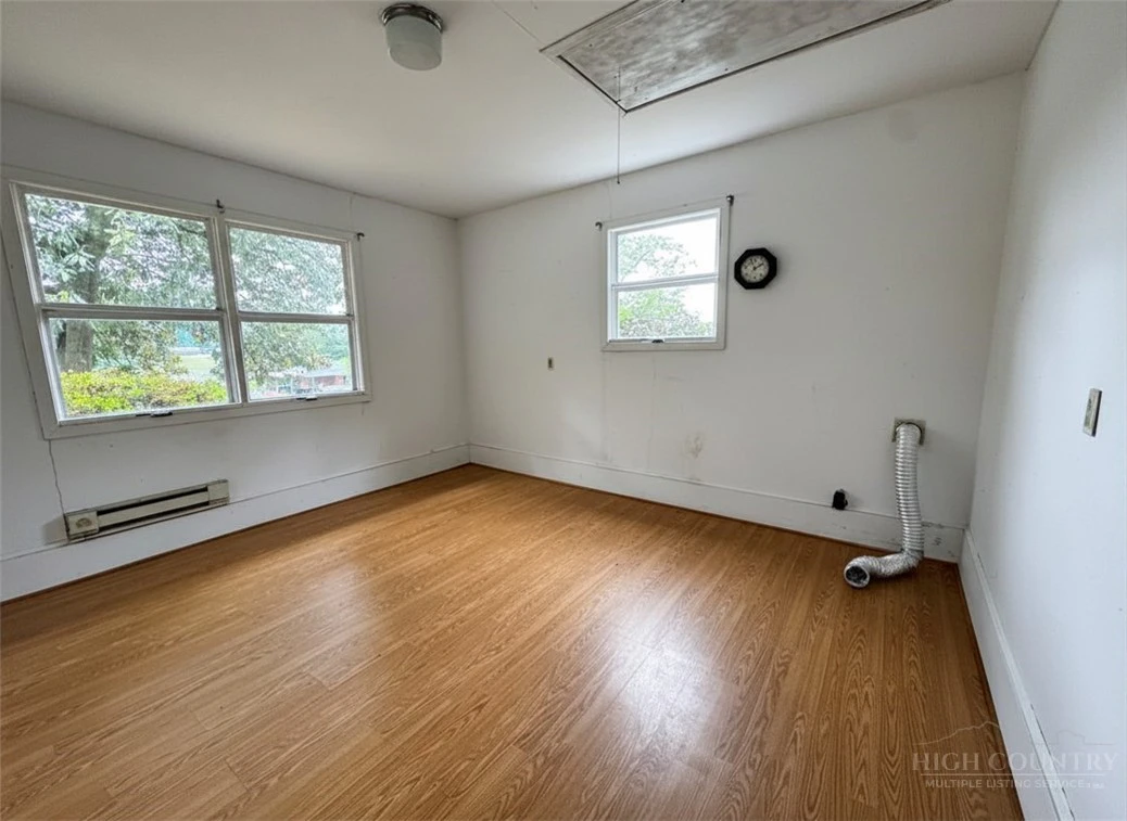 Image number 11 for the current listing