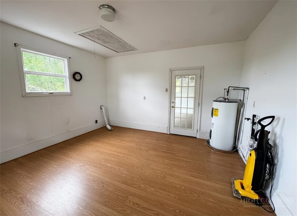 Image number 13 for the current listing