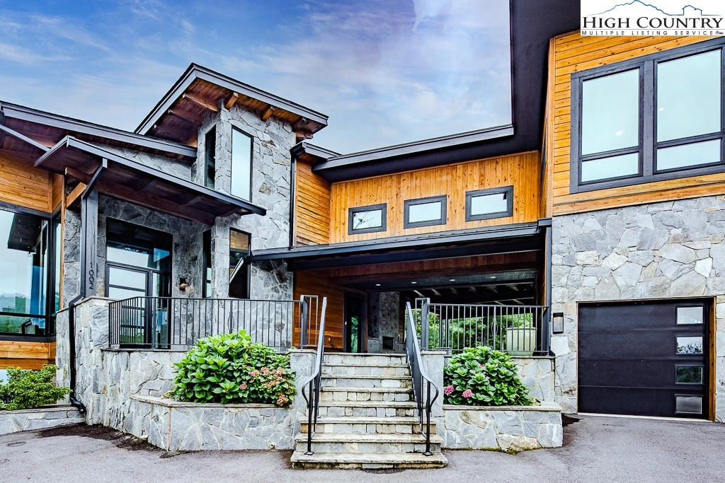 Image number 1 for the current listing
