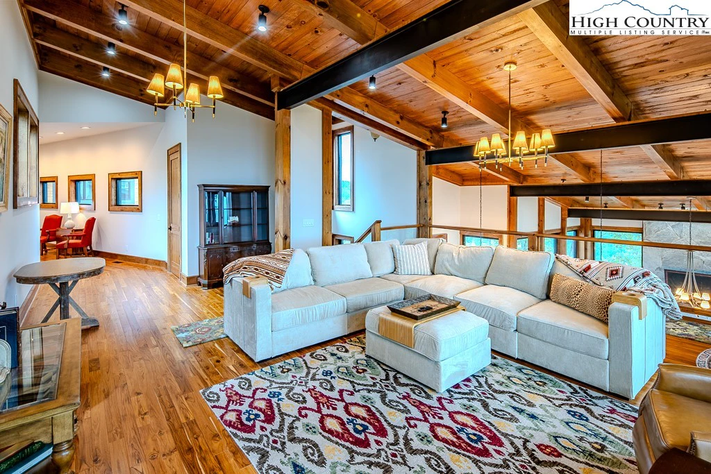 Image number 14 for the current listing