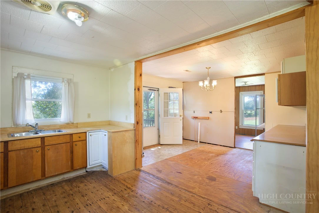 Image number 13 for the current listing