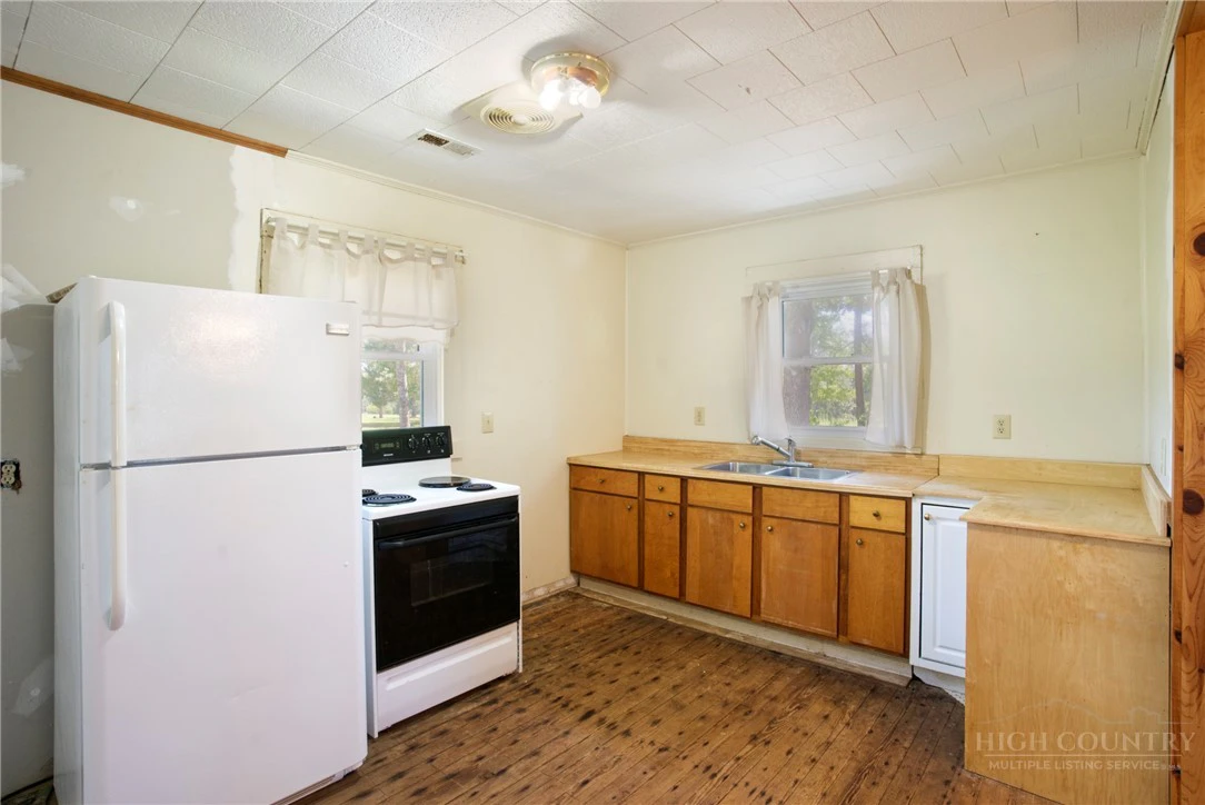 Image number 14 for the current listing