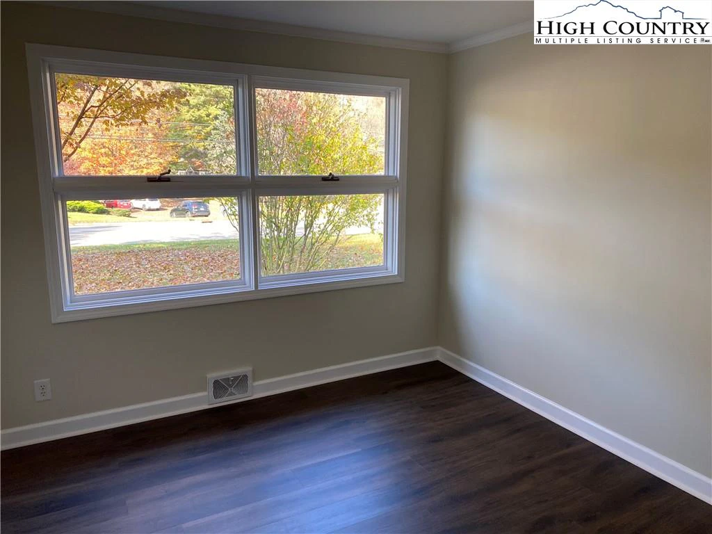 Image number 8 for the current listing