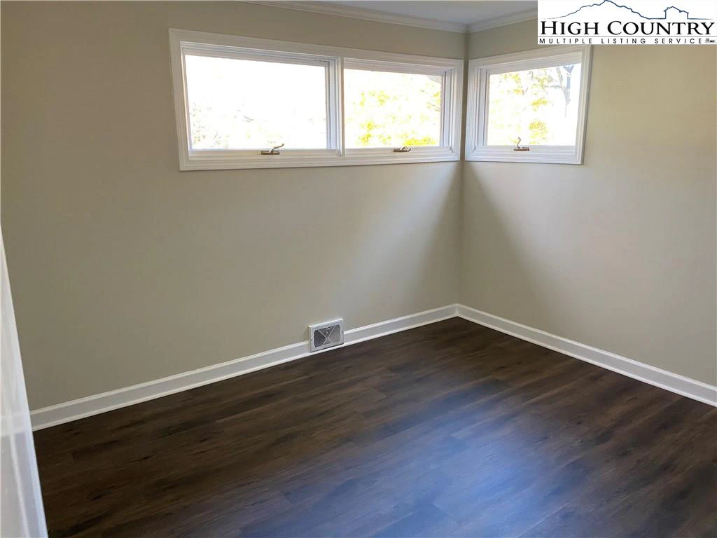 Image number 9 for the current listing