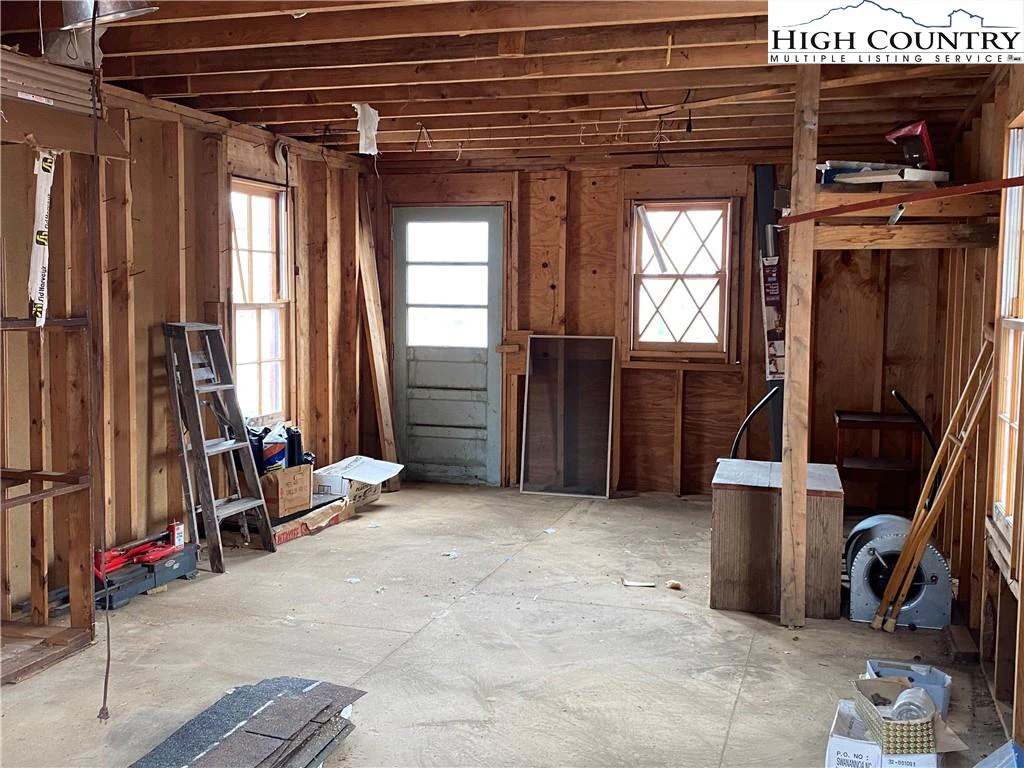 Image number 17 for the current listing