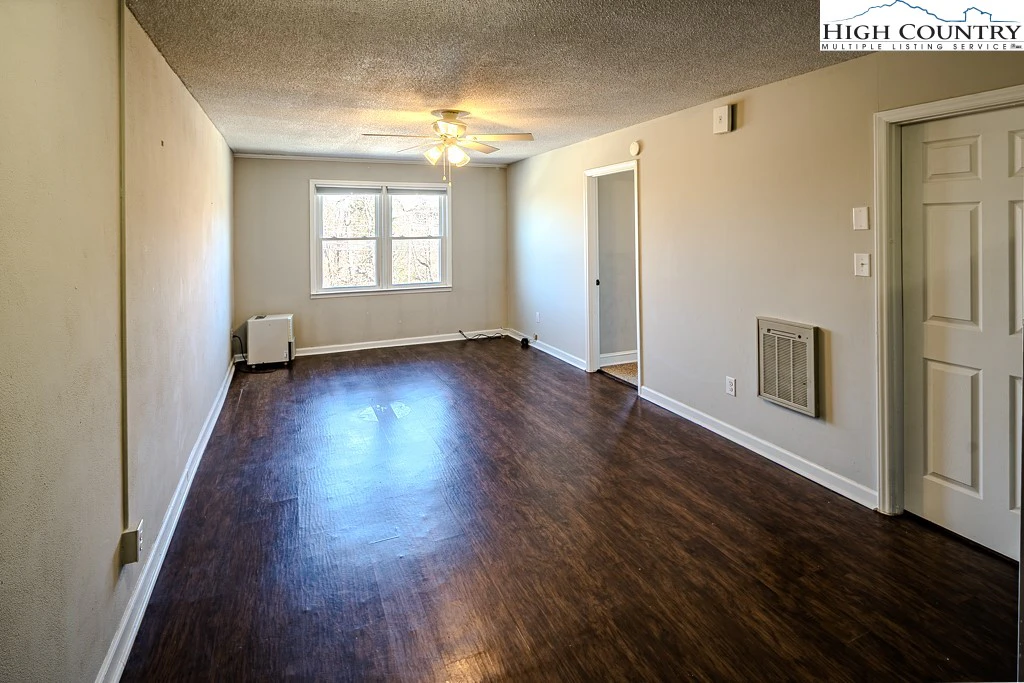 Image number 18 for the current listing