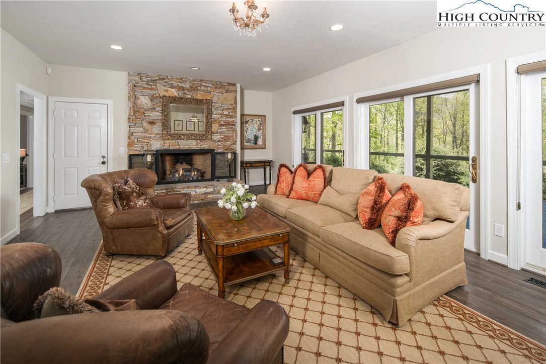 Image number 13 for the current listing