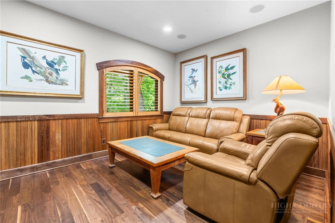 Image number 21 for the current listing