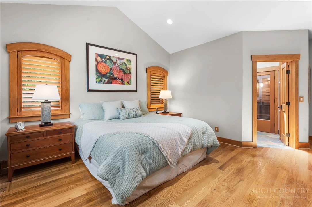 Image number 15 for the current listing