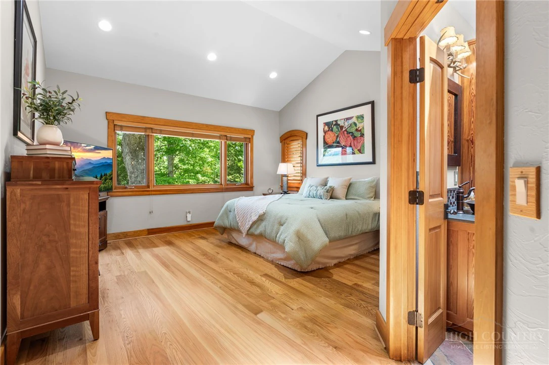 Image number 14 for the current listing