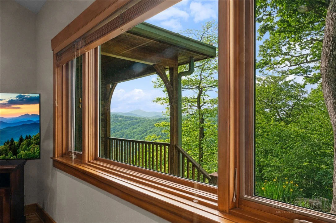 Image number 16 for the current listing