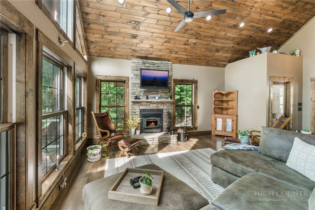 Image number 3 for the current listing