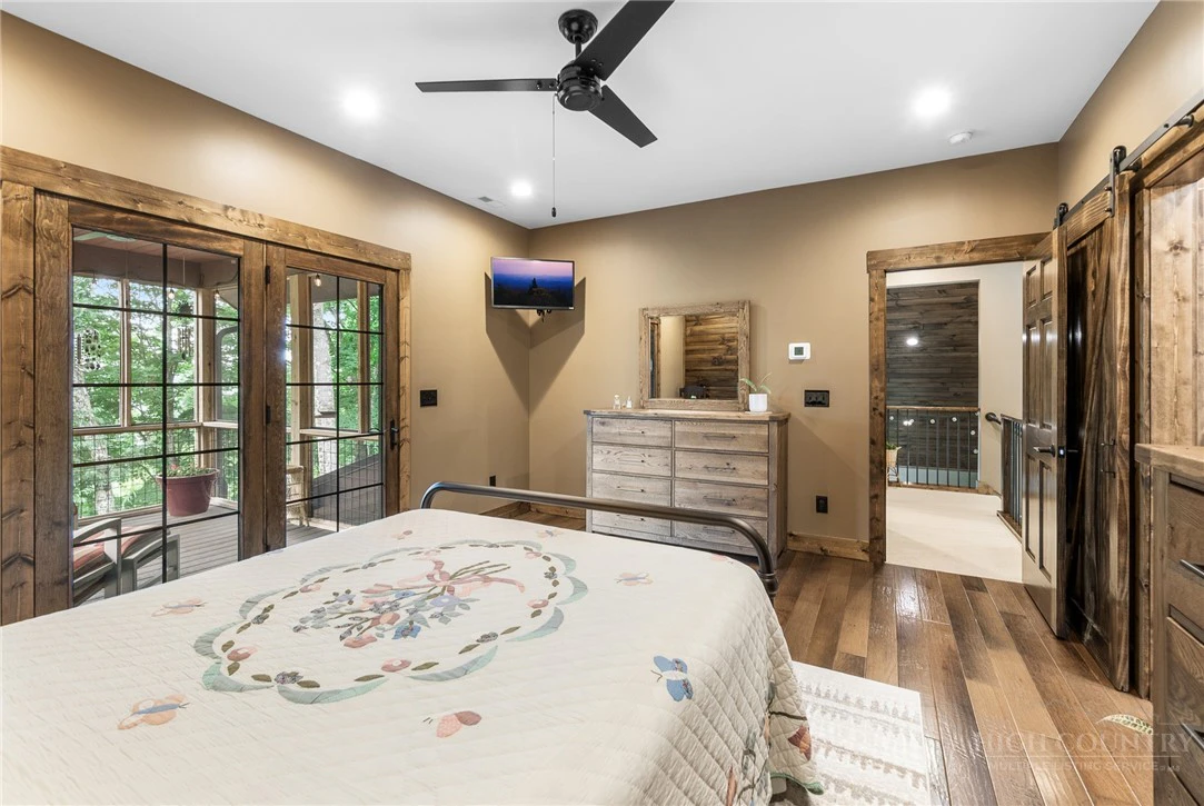 Image number 19 for the current listing