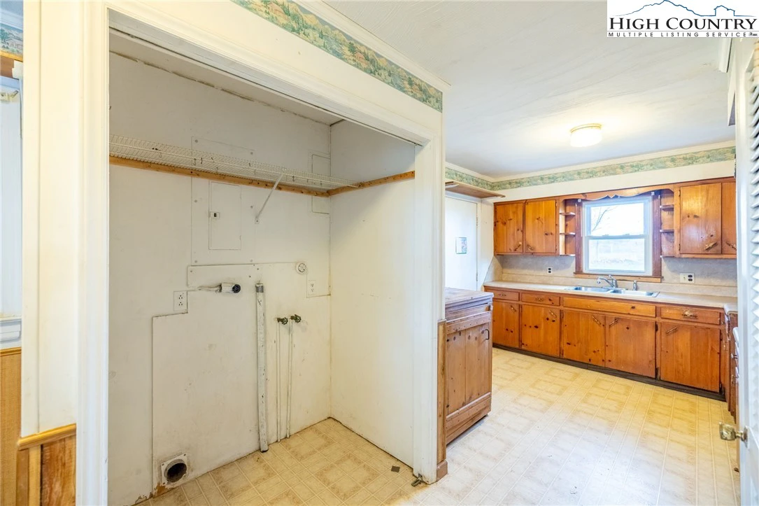 Image number 6 for the current listing