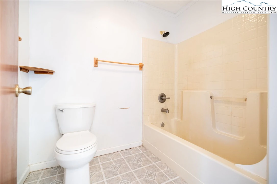 Image number 9 for the current listing