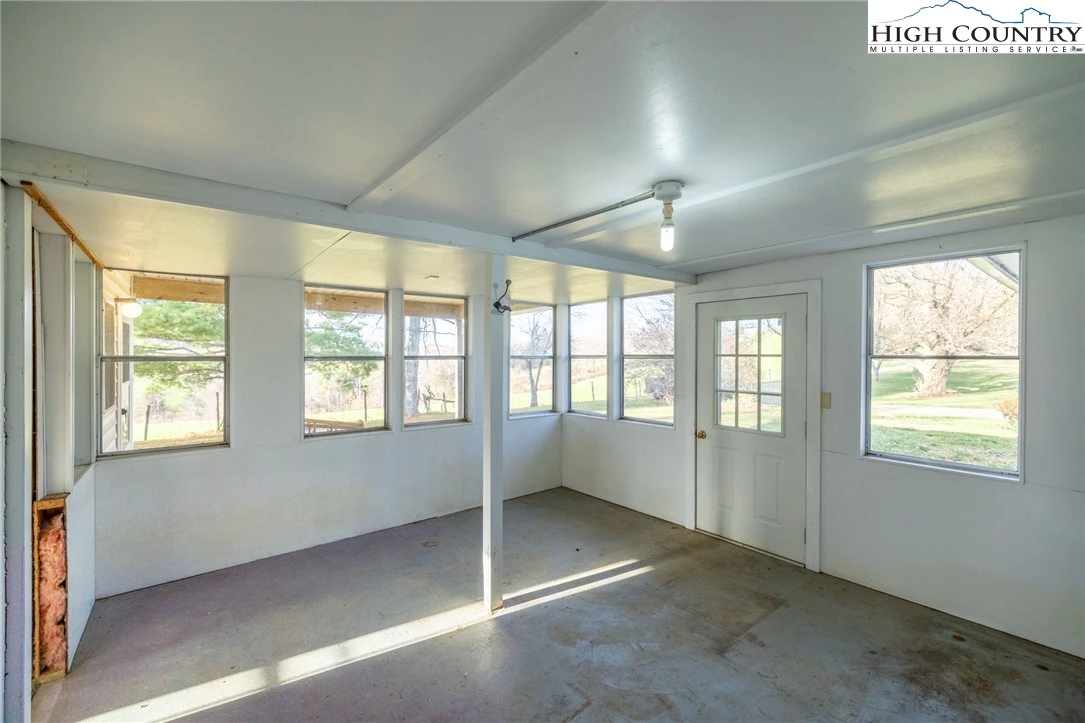 Image number 17 for the current listing