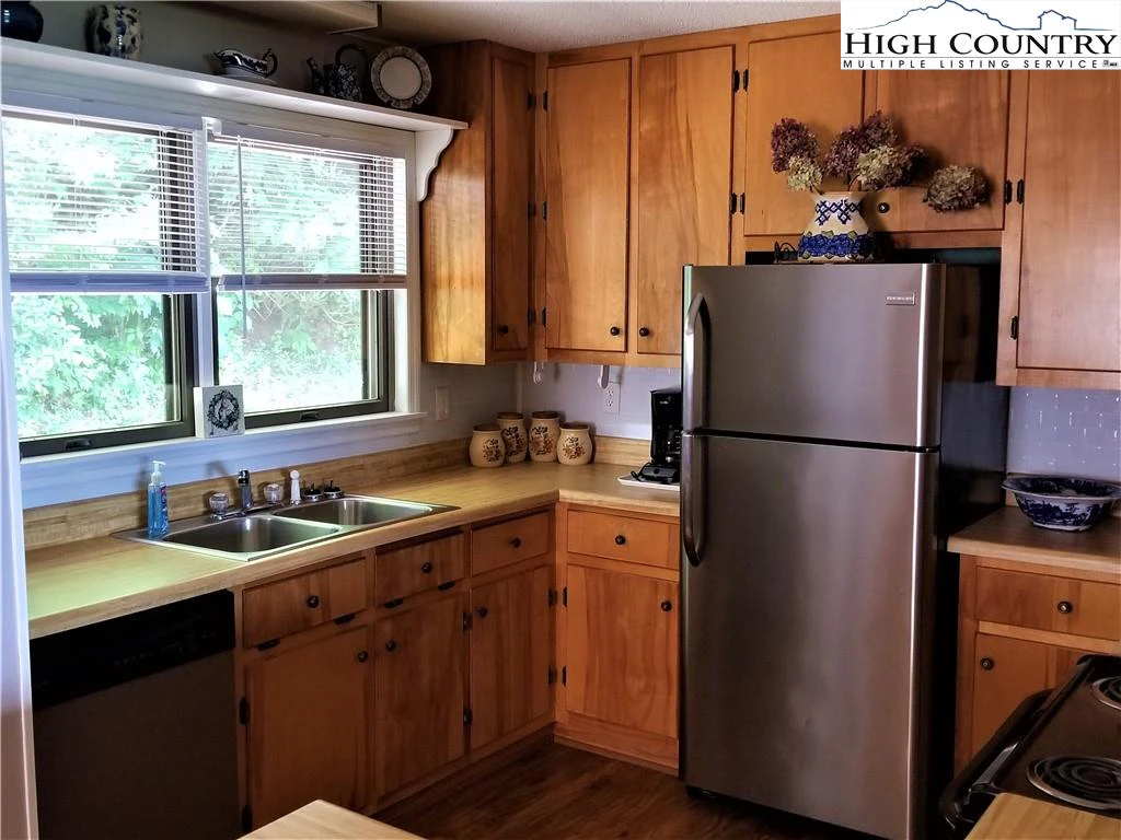 Image number 2 for the current listing