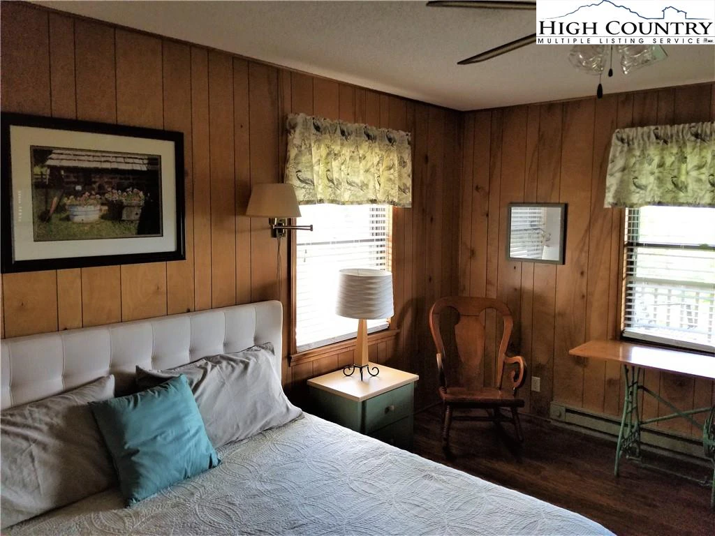 Image number 15 for the current listing