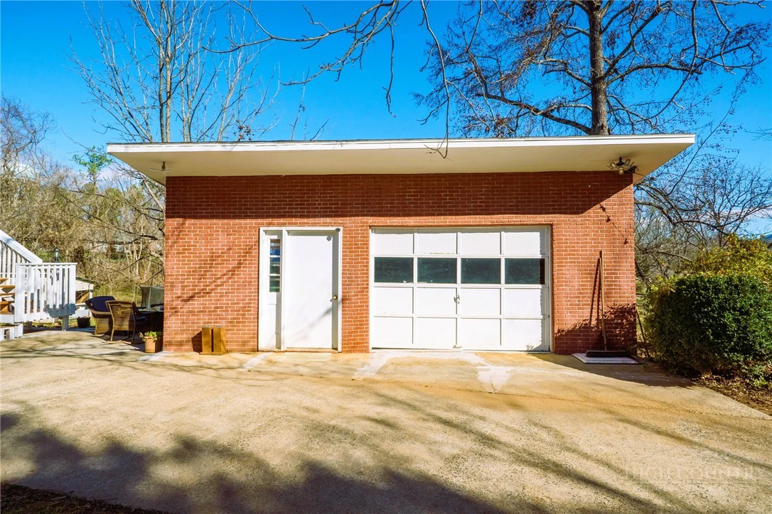 Image number 19 for the current listing