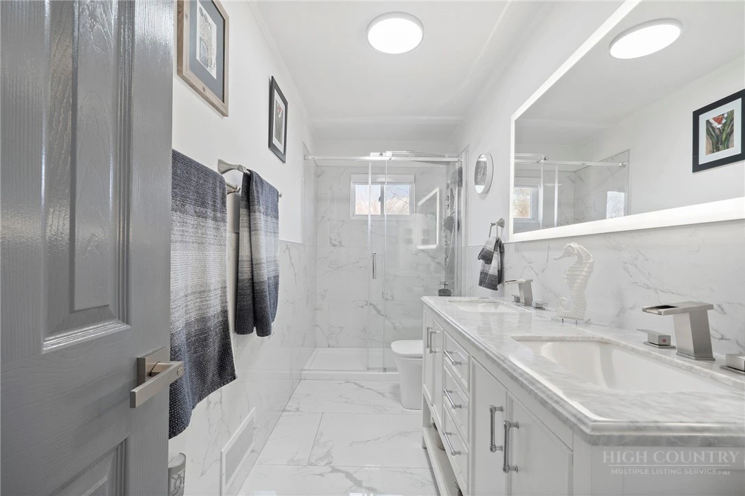 Image number 4 for the current listing